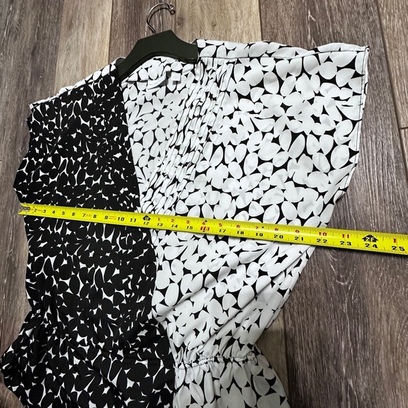 White and Black Top Size Large
Excellent condition. - Picture 5 of 7